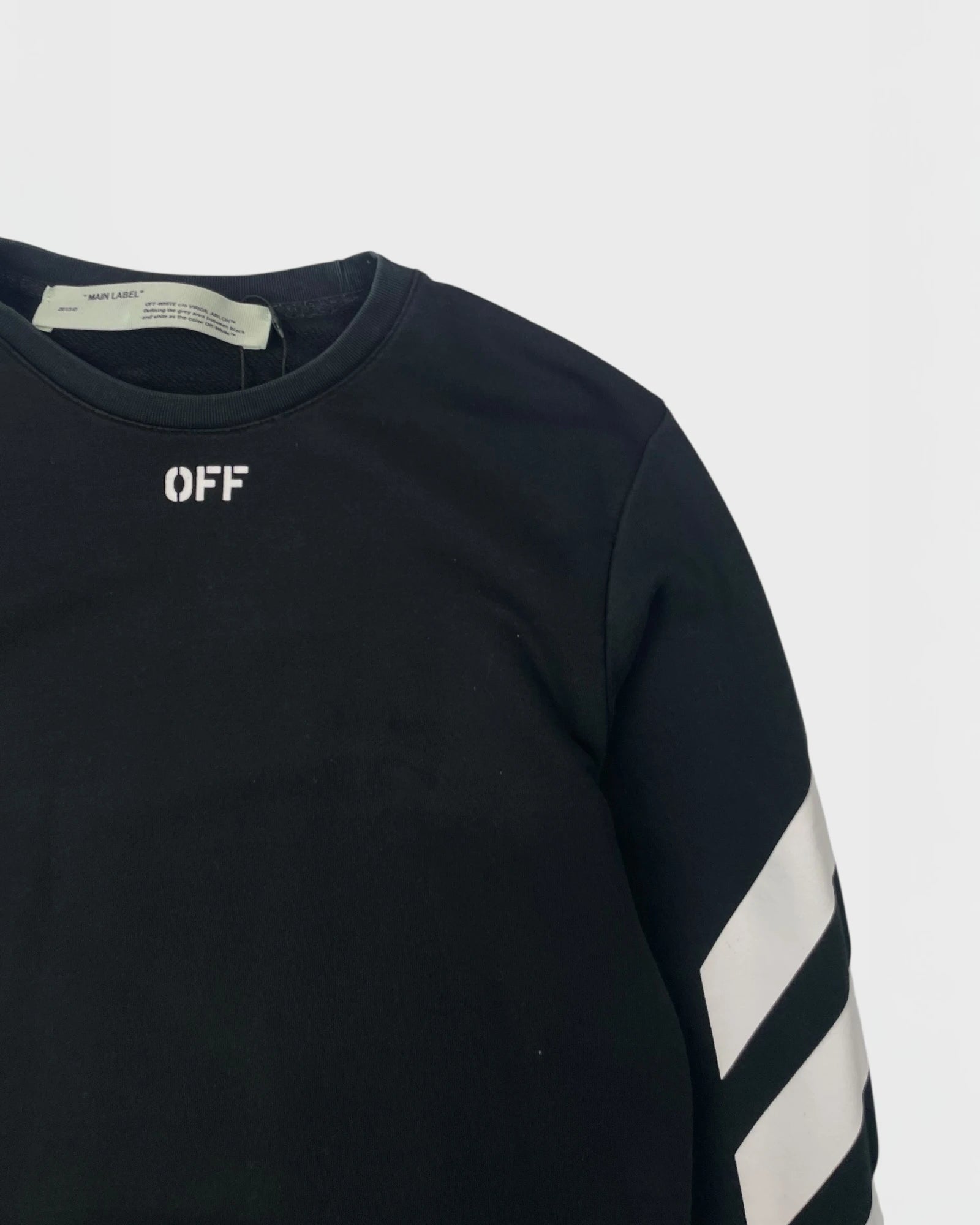 Off-white pull