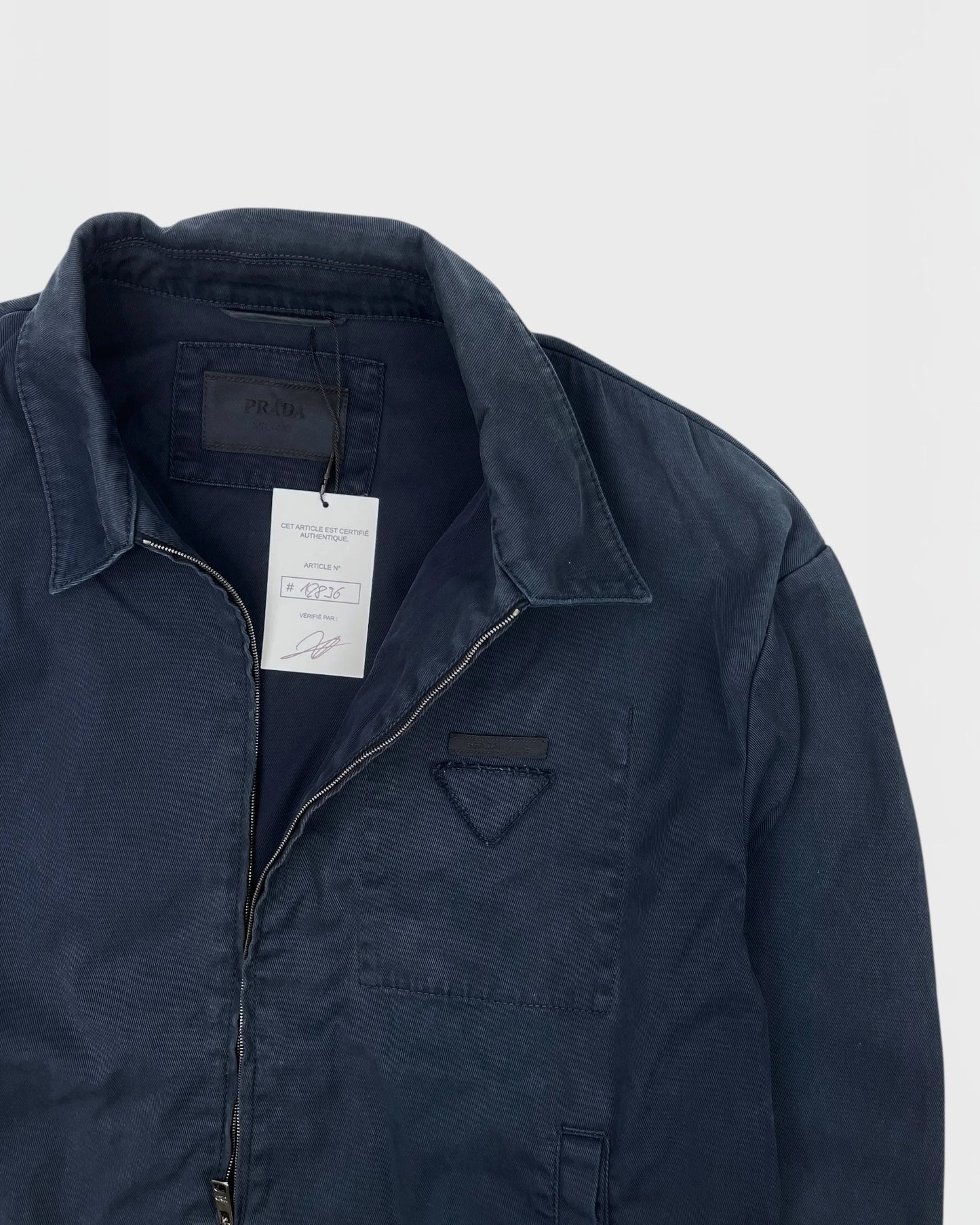 Prada veste en jeans
