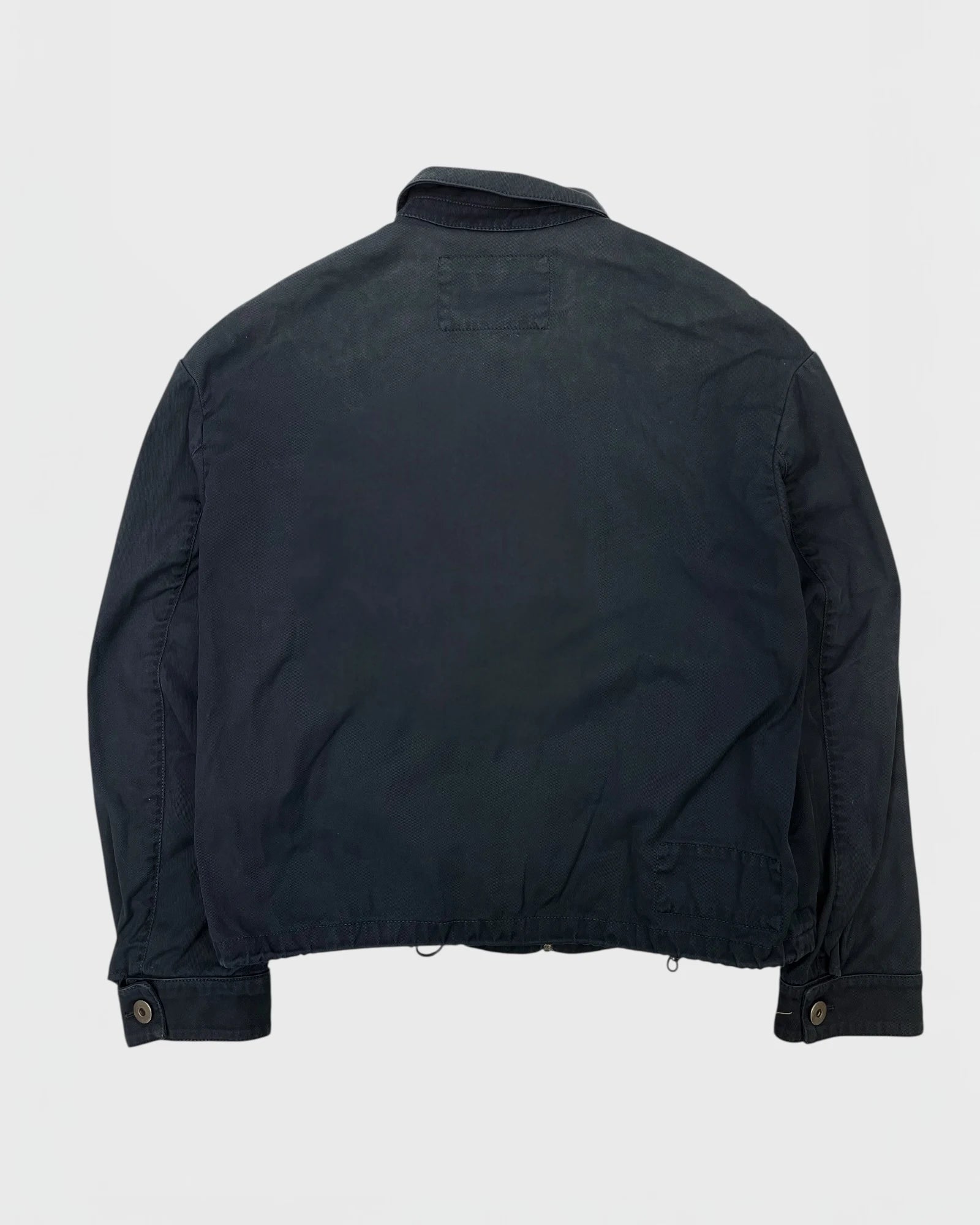 Prada veste en jeans