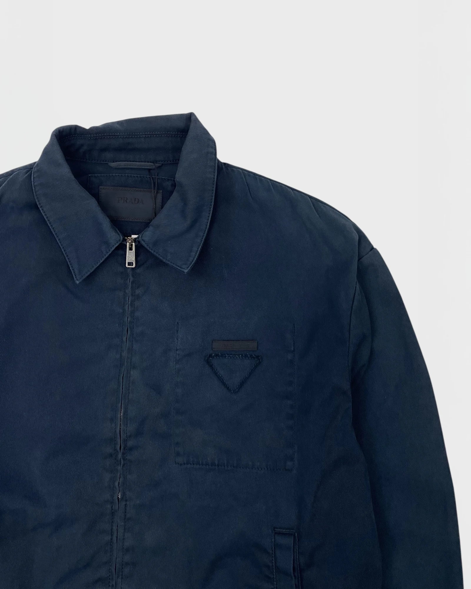 Prada veste en jeans