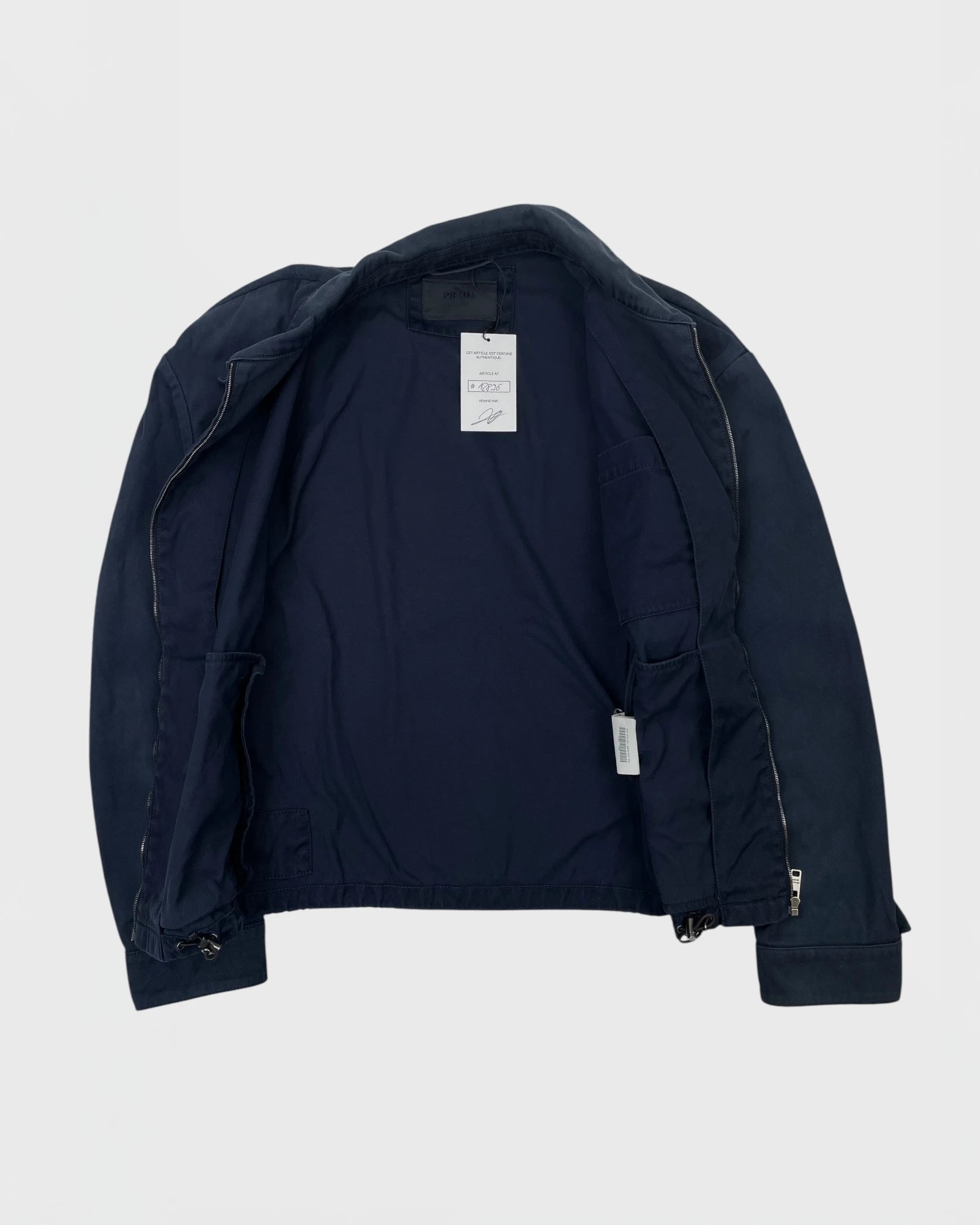 Prada veste en jeans