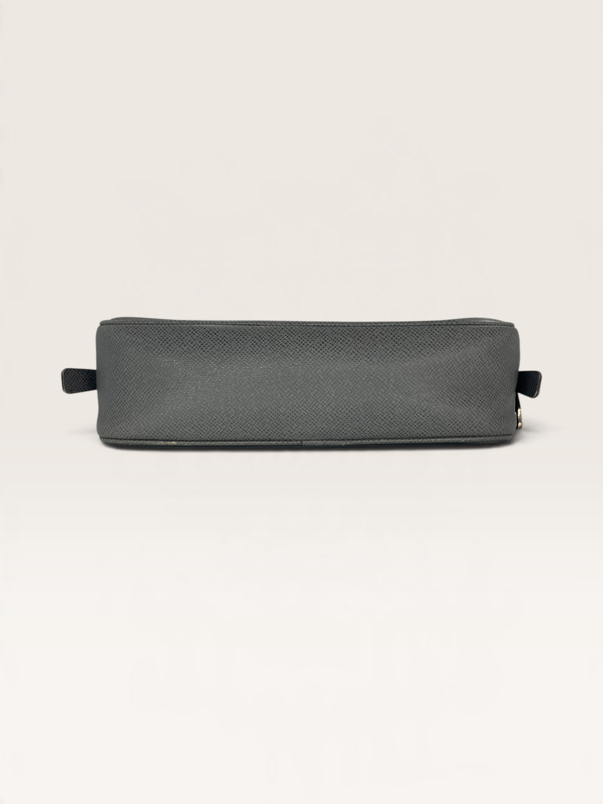 Louis Vuitton Pochette Cuir Tayga Toiletery