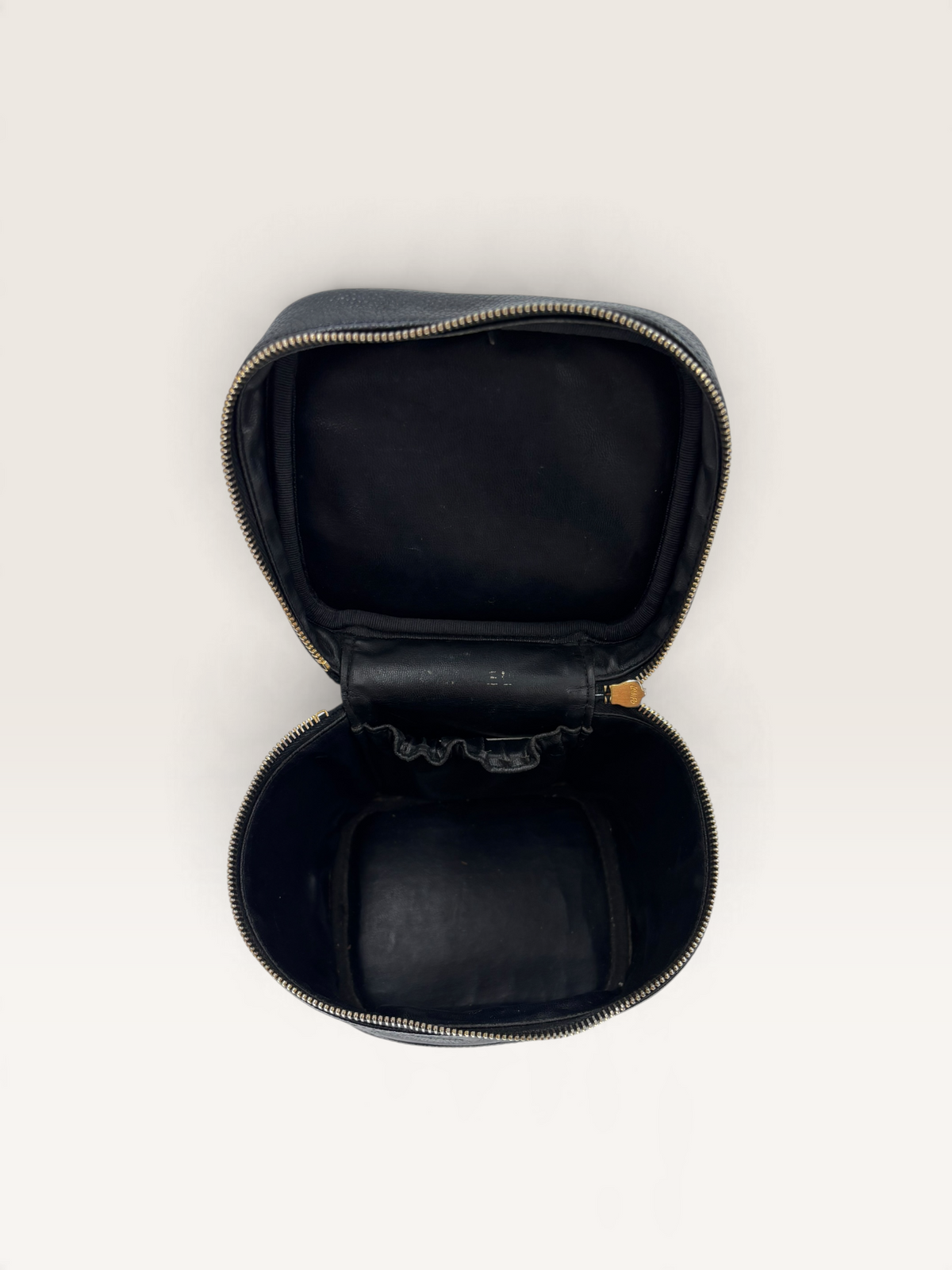 Chanel CC cuir caviar vanity case sac
